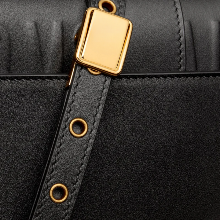 Schultertasche mit Kette